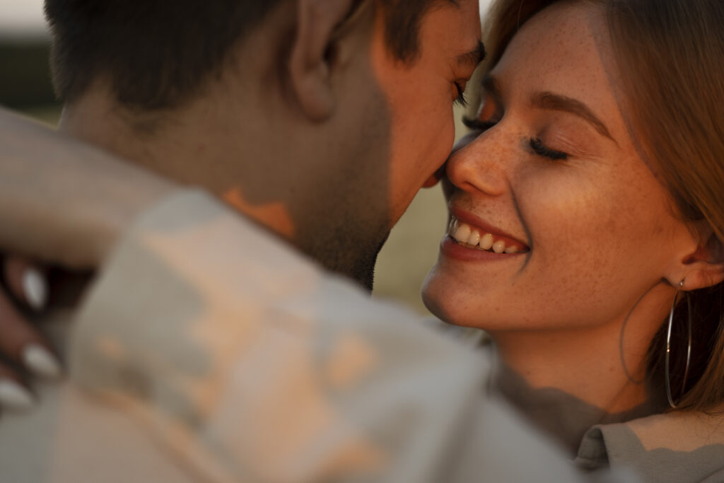 Ερωτευμένο ζευγάρι είναι σε τρυφερή στιγμή