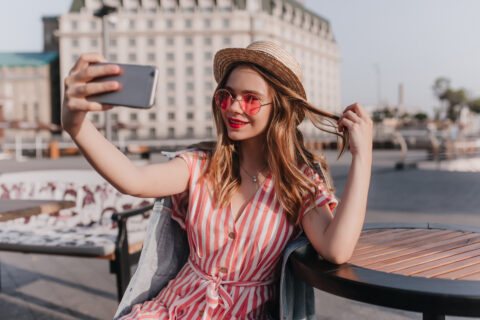 Νεαρή γυναίκα βγάζει selfie.