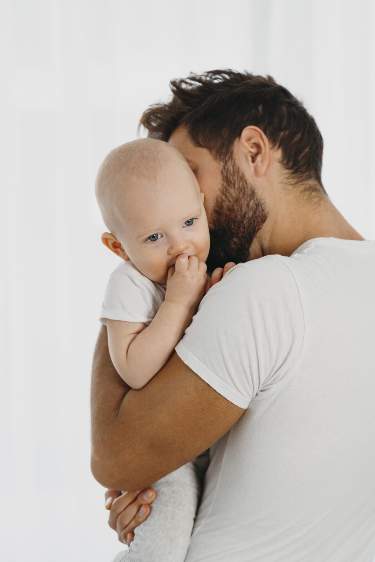 Κι όμως, περνάνε και οι νέοι μπαμπάδες «επιλόχειο κατάθλιψη» – Αλλά όχι έτσι όπως νομίζεις