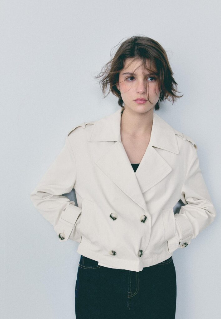 Κοντό σταυρωτό trench – Stradivarius