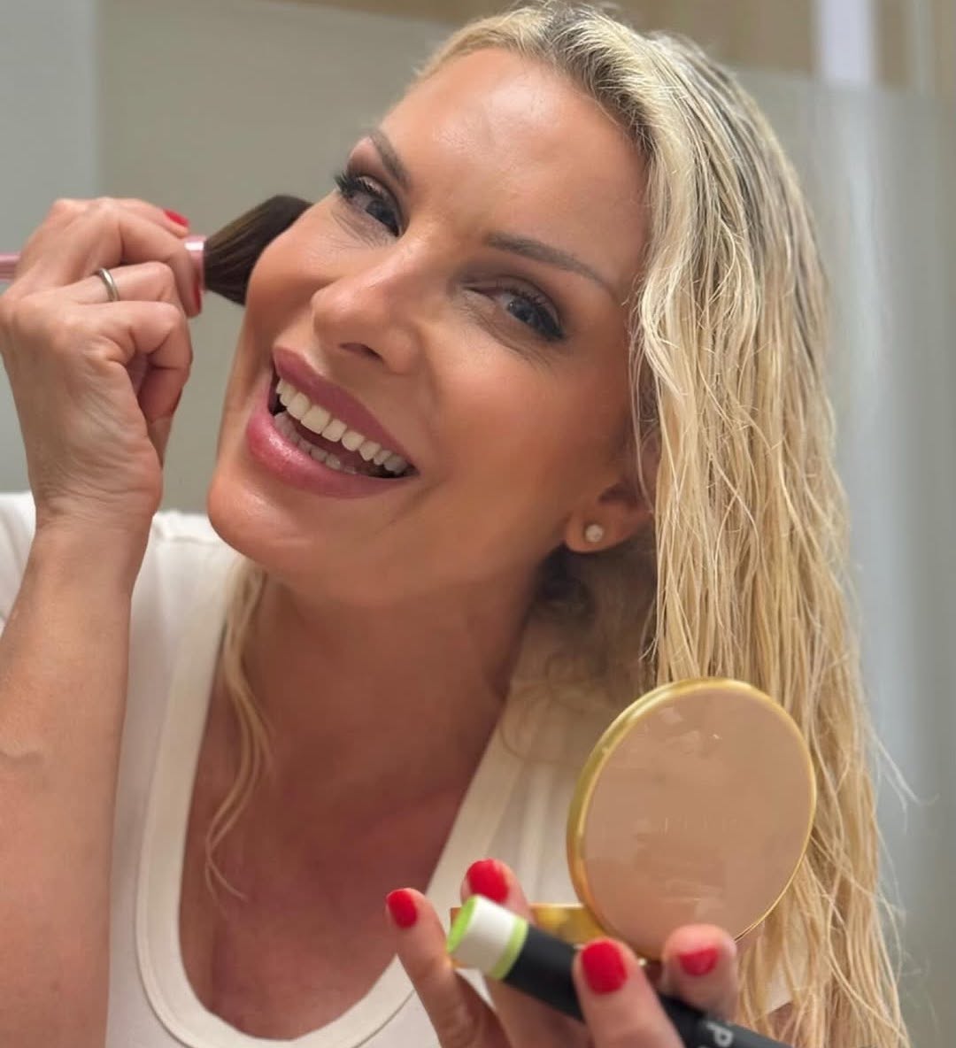 Η Ελένη Μενεγάκη φοράει το «μακιγιάζ του ήλιου» & ξέρουμε τα προϊόντα που χρησιμοποίησε