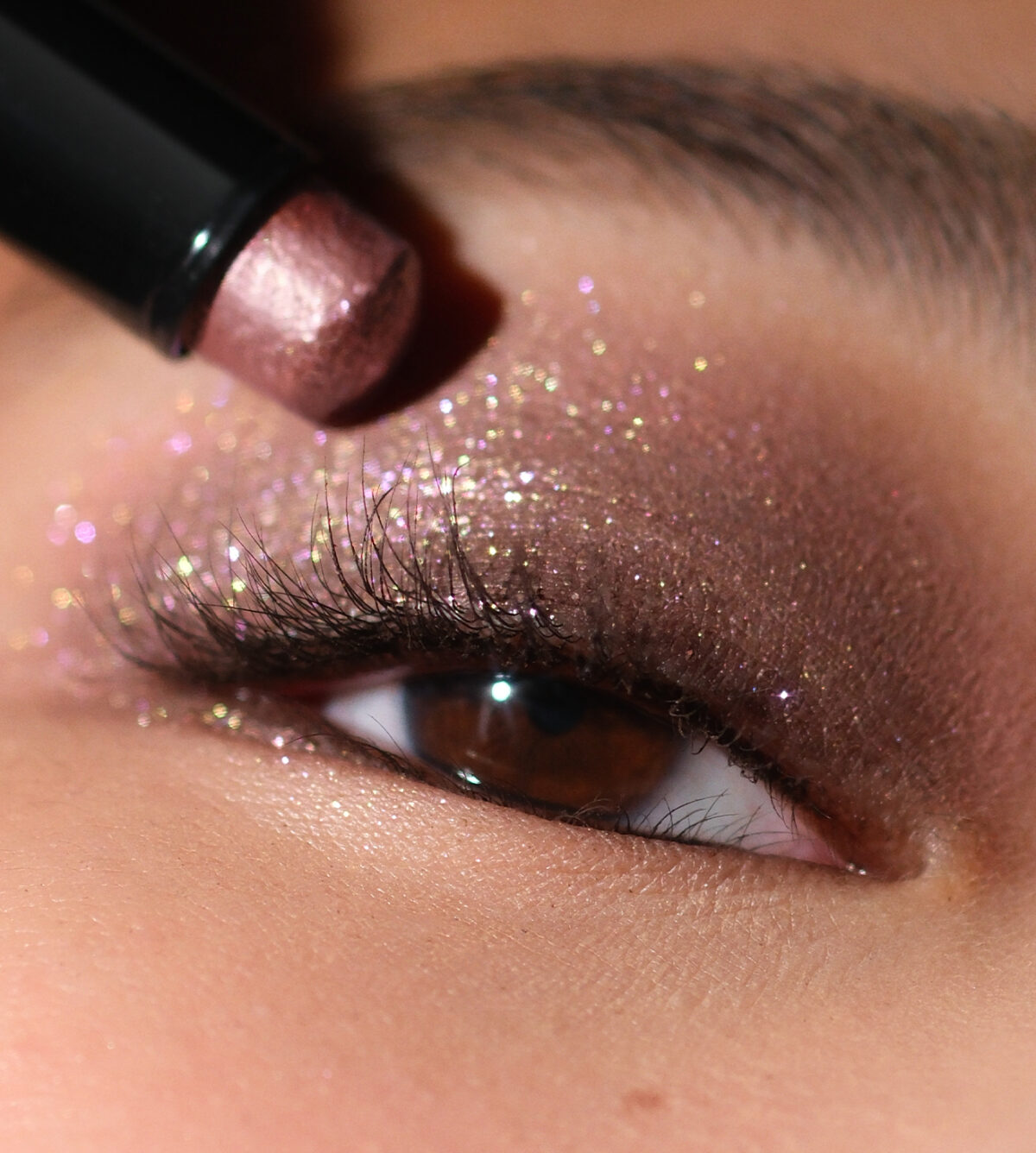 Effortless glow: Η νέα εκδοχή της λάμψης στα μάτια σου!