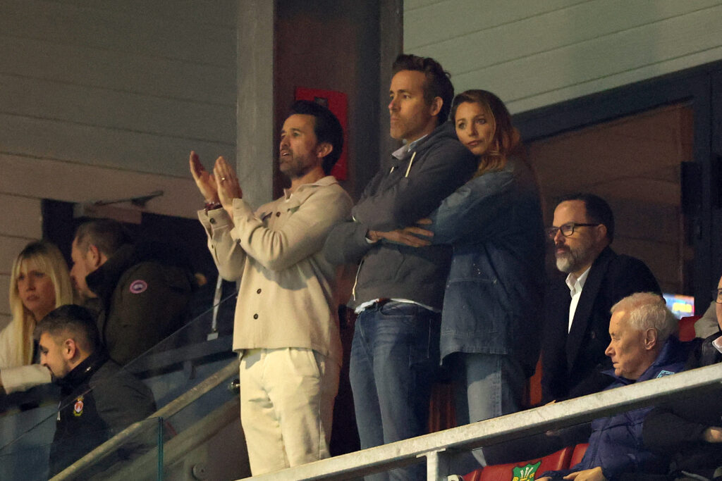Η Blake Lively και ο Ryan Reynolds αγκαλιά σε αγώνα της Wrexham AFC στην Ουαλία.