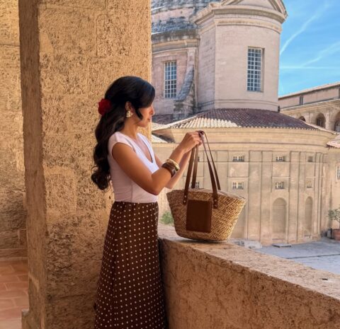 Ψάθινη τσάντα: Το It accessory του καλοκαιριού επιστρέφει & πρωταγωνιστεί στα everyday looks