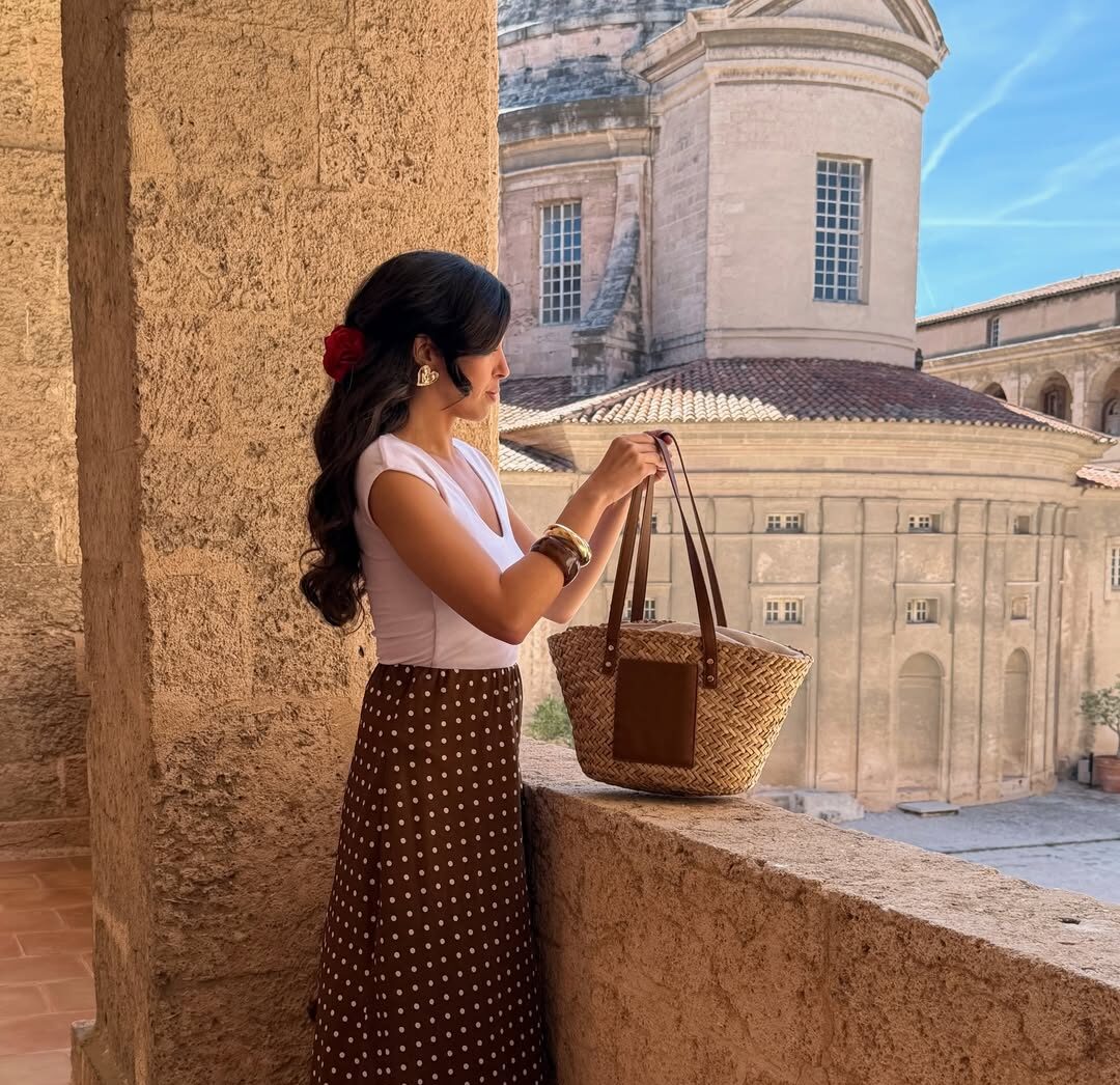 Ψάθινη τσάντα: Το It accessory του καλοκαιριού επιστρέφει & πρωταγωνιστεί στα everyday looks