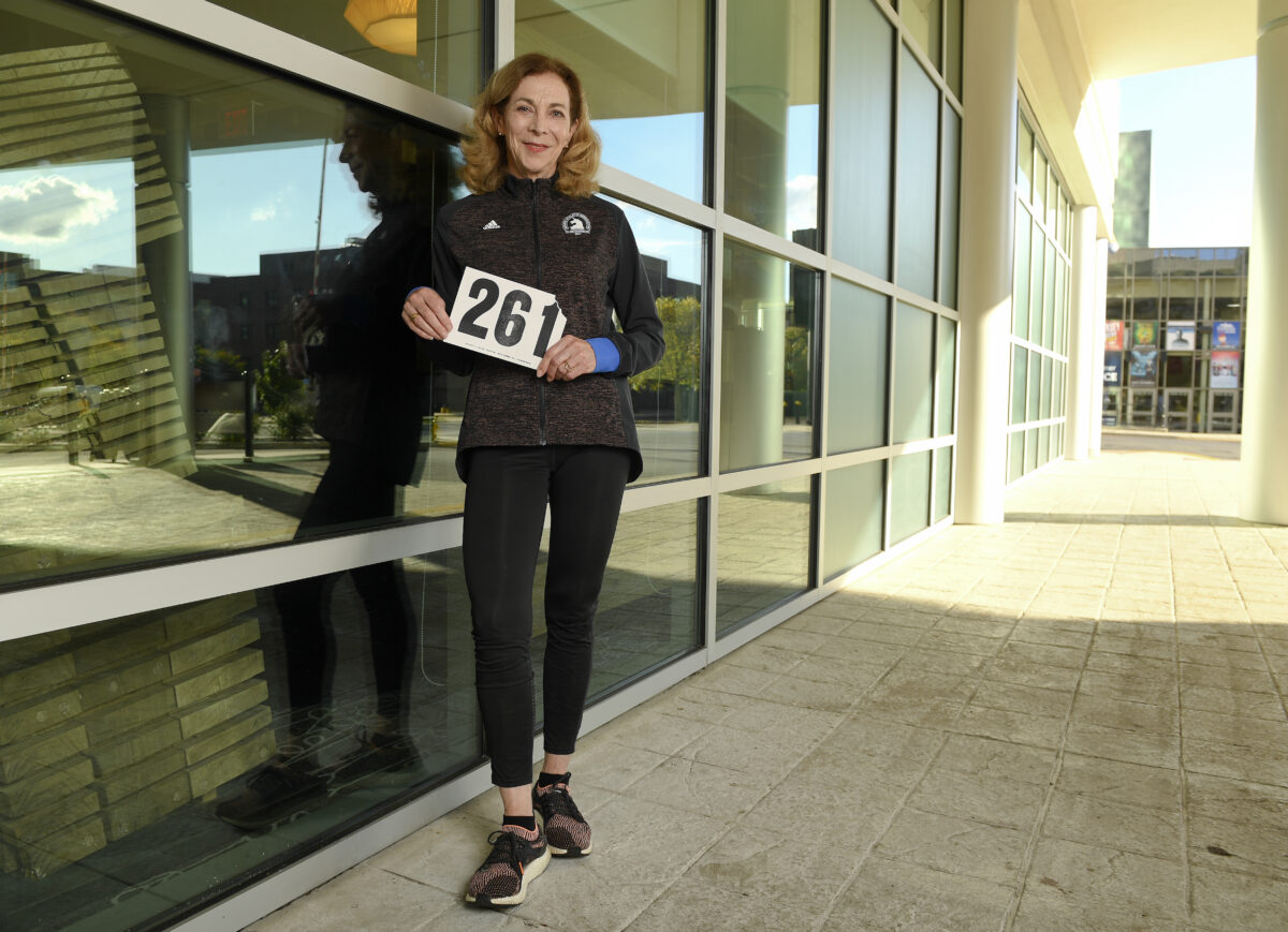 H Kathrine Switzer κρατάει τον αριθμό 261, με τον οποίο συμμετείχε στο Μαραθώνιο της Βοστώνης το 1967.