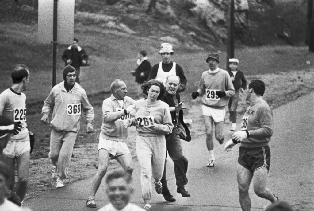 Η Kathrine Switzer - η πρώτη γυναίκα που τρέχει στο Μαραθώνιο της Βοστώνης το 1967.
