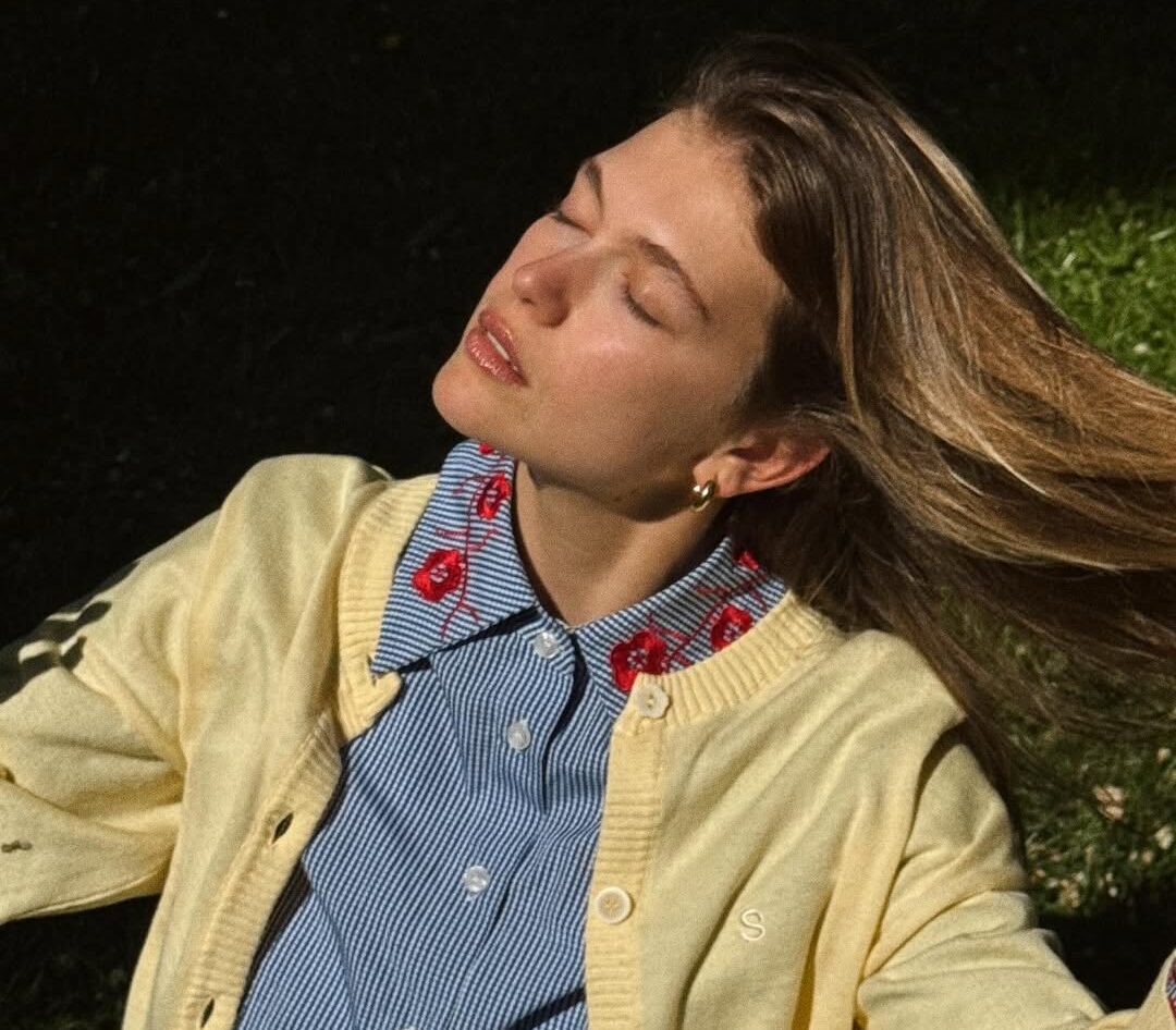 Η Κλέλια Ανδριολάτου με το απόλυτο springtime staple σε ονειρική pastel απόχρωση