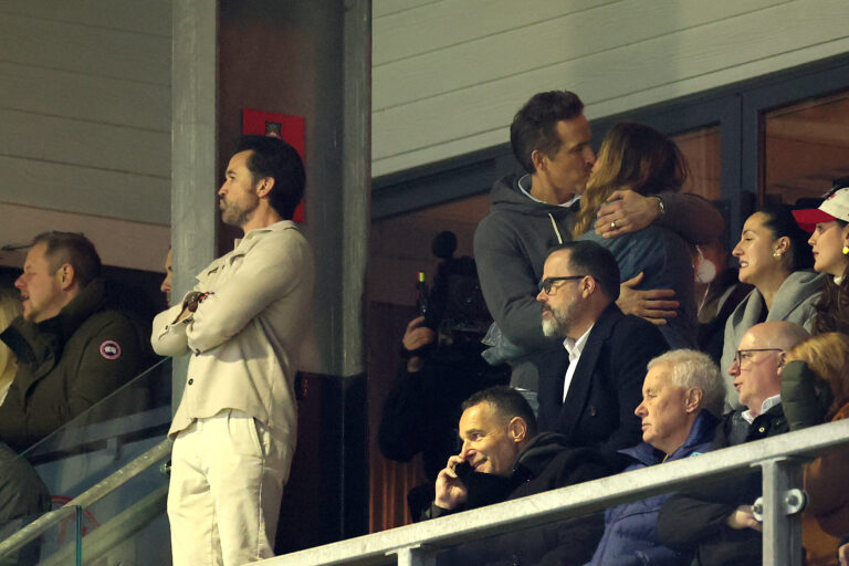 Η Blake Lively και ο Ryan Reynolds φιλιούνται σε αγώνα της Wrexham AFC στην Ουαλία.