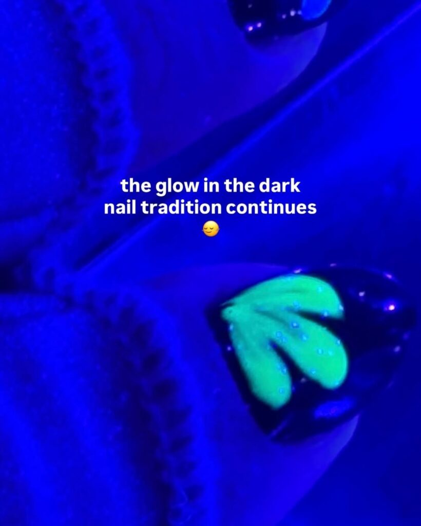 Λεπτομέρεια από το floral μανικιούρ της Hailey Bieber στο Coachella 2026