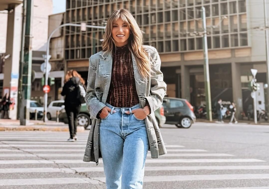 Casual chic: Η Αθηνά Οικονομάκου σου δείχνει πώς να φορέσεις το καρό σακάκι για πρωινή βόλτα στην πόλη