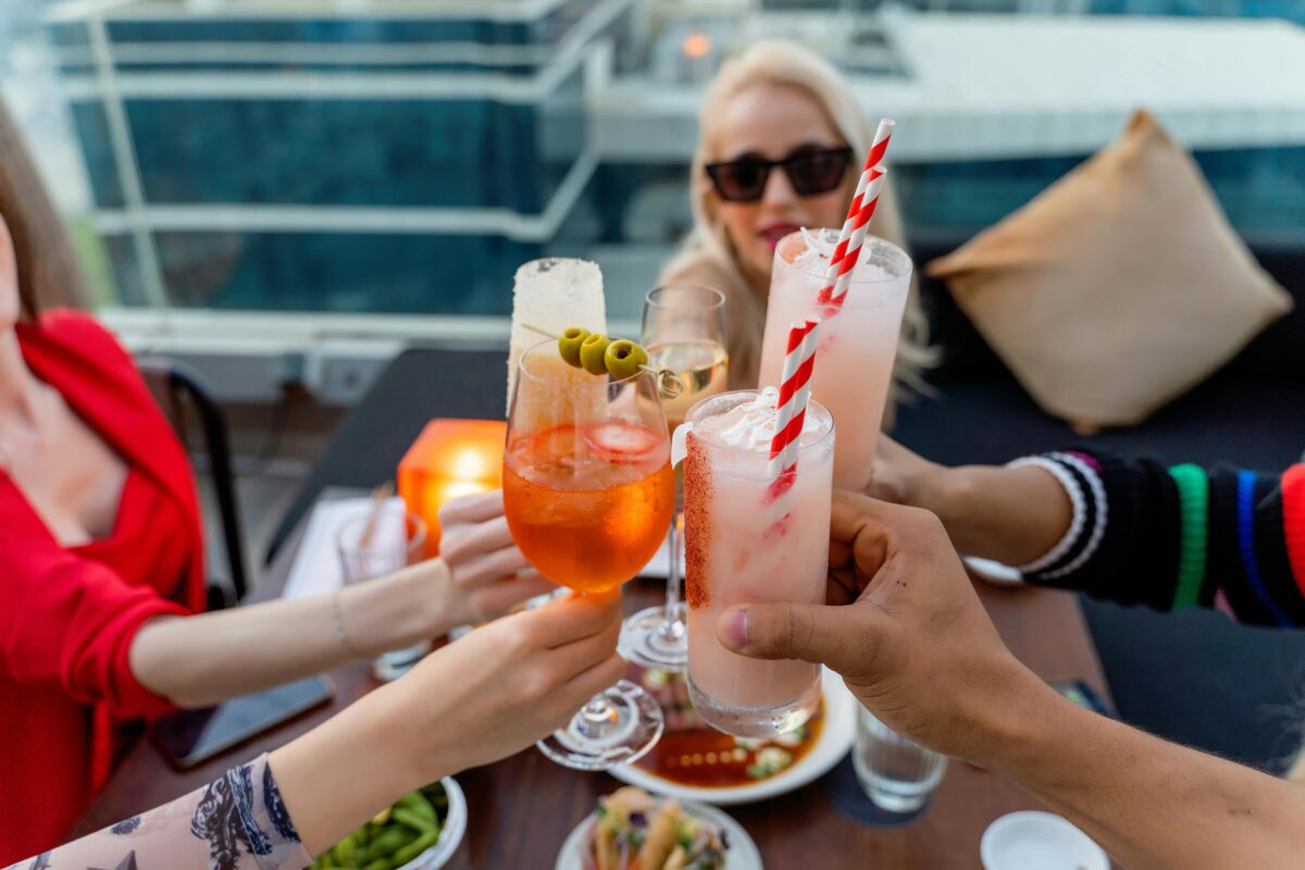 Πού θα πιούμε το πρώτο; 4 cocktail bars στην Αθήνα για να μπεις σε καλοκαιρινό mood