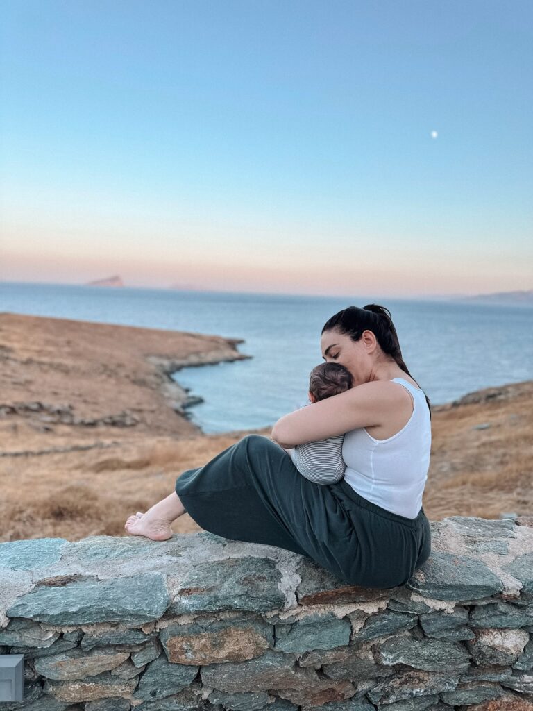 Η Ευρυδίκη Βαλαβάνη με το μωρό της.