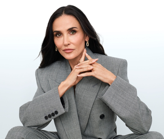 Demi Moore: «Η ομορφιά είναι μια πράξη αυτοαγάπης»