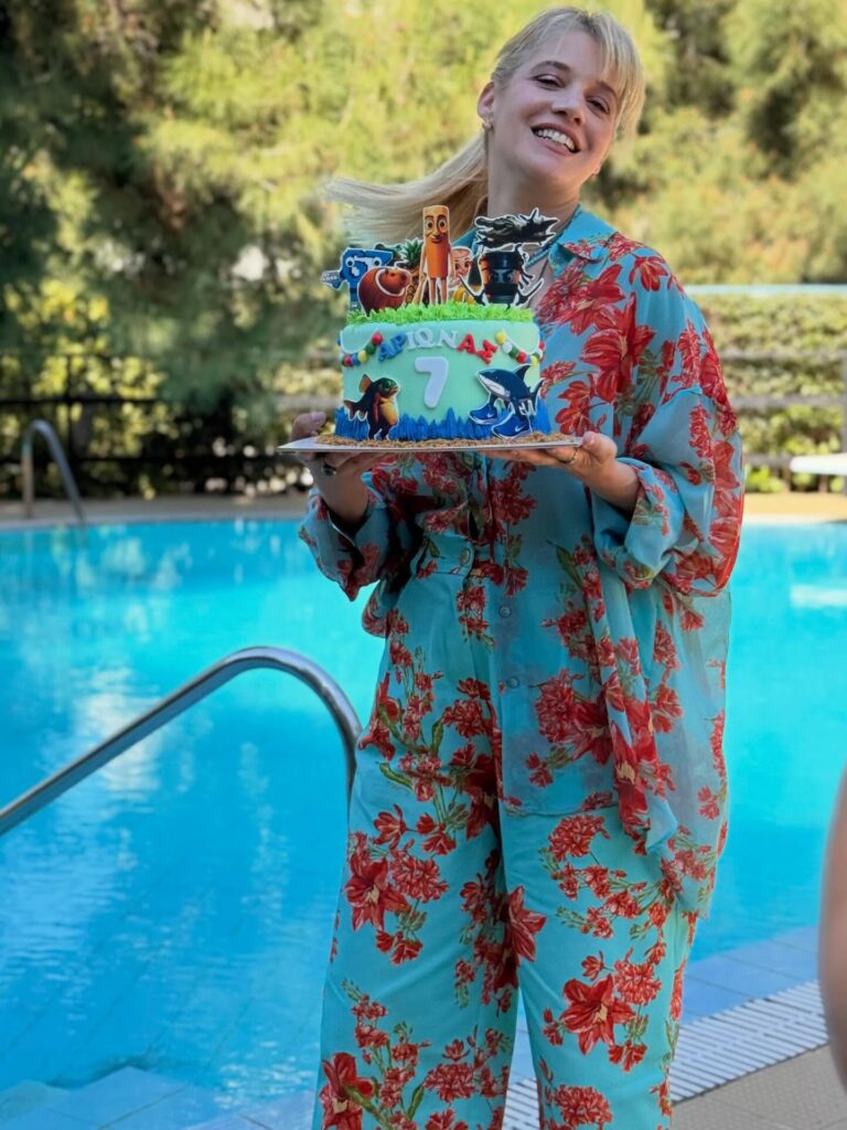 Η Τζένη Θεωνά στα γενέθλια του γιού της, Αρίωνα.