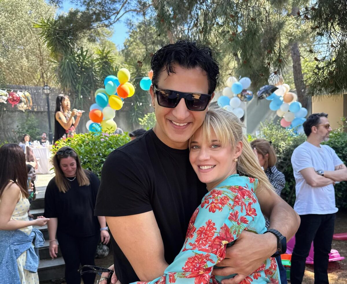 Η Τζένη Θεωνά και ο Δήμος Αναστασιάδης στο πάρτι του Αρίωνα.