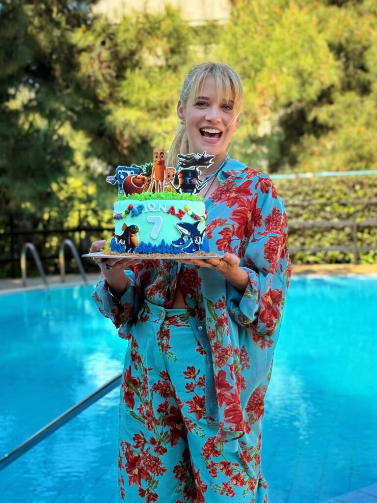 Η Τζένη Θεωνά στα γενέθλια του γιού της, Αρίωνα.