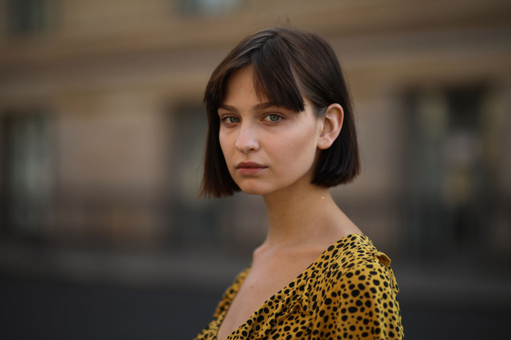 Κοπέλα με καρέ κούρεμα