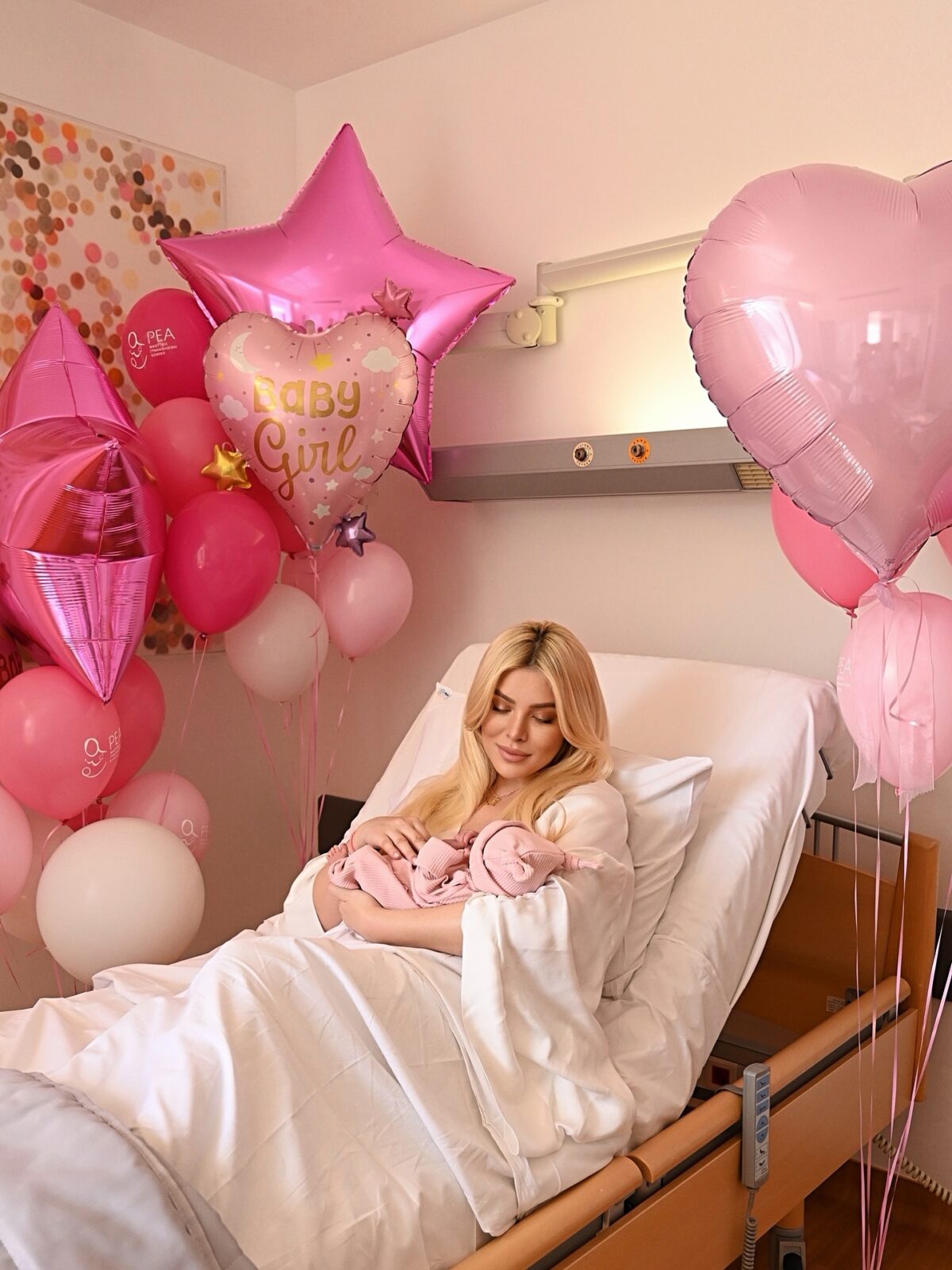 Η Κατερίνα Καινούργιου με την κόρη της Ξένια στο μαιευτήριο.