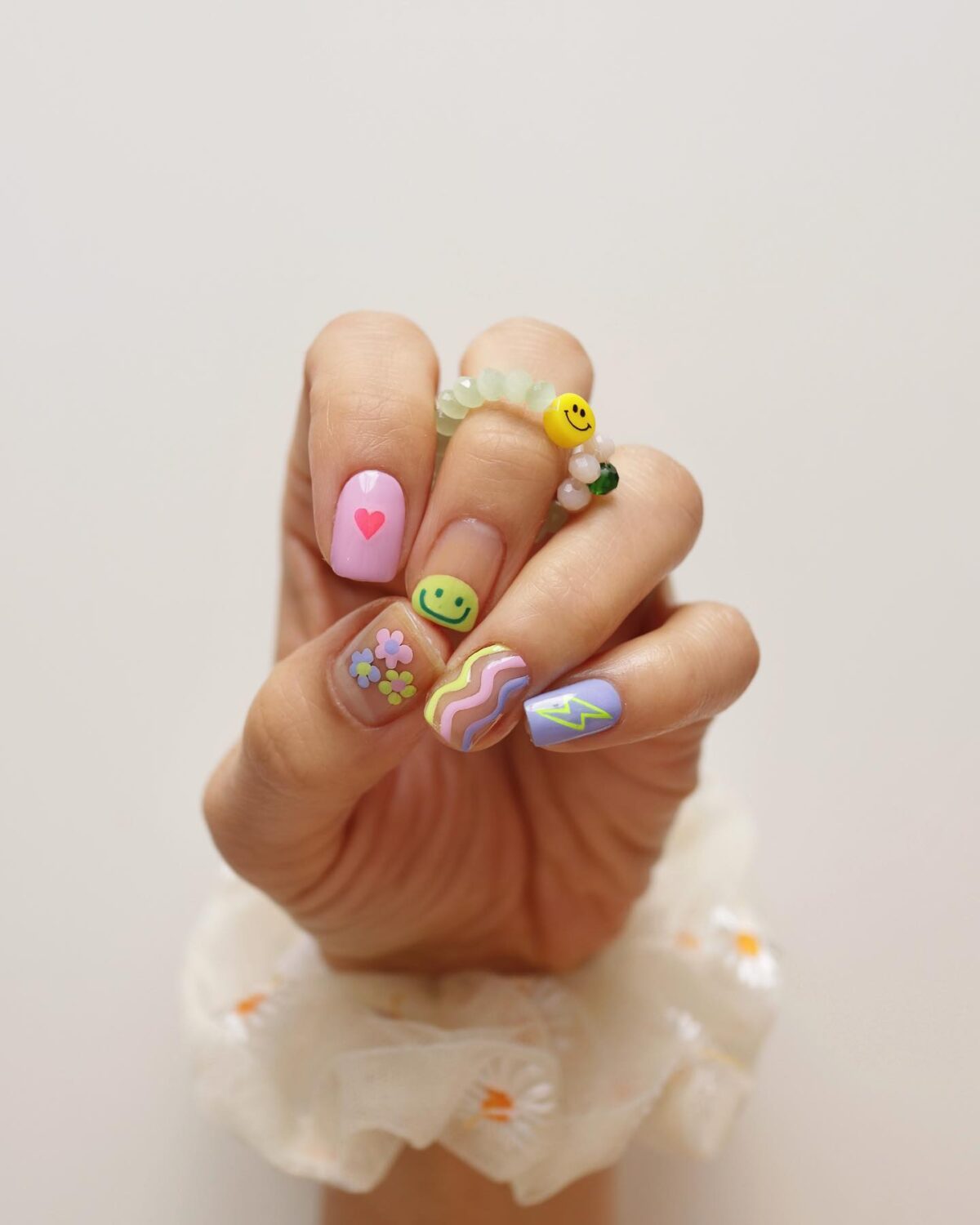 Κοντά νύχια με σχέδια