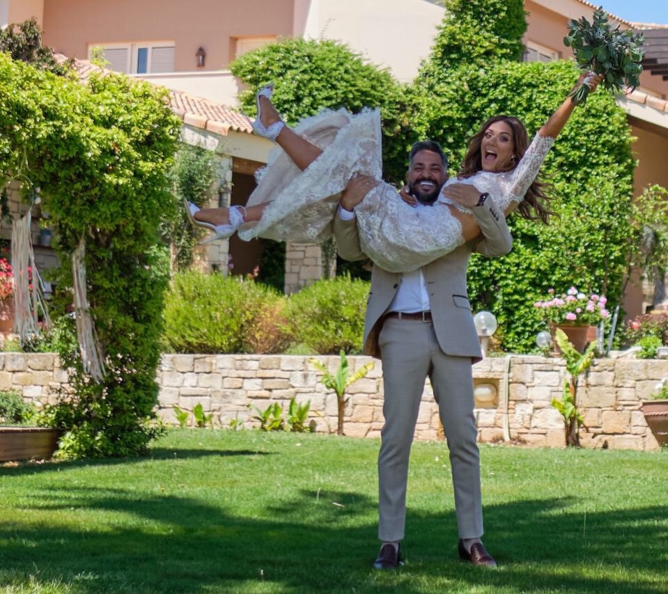 H Βάσω Λασκαράκη και ο Λευτέρης Σουλτάτος στον γάμος τους.