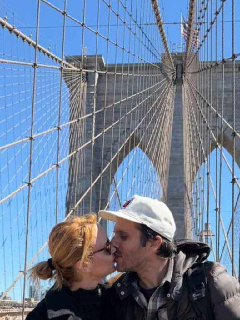 Η Λένα Παπαληγούρα και ο άντρας της στην Brooklyn Bridge.