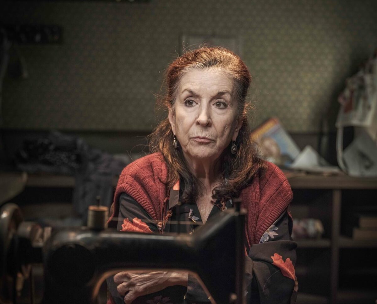 Η Νένα Μεντή στη θεατρική παράσταση «Μια Ζωή – Ο Μονόλογος μιας Μοδίστρας»