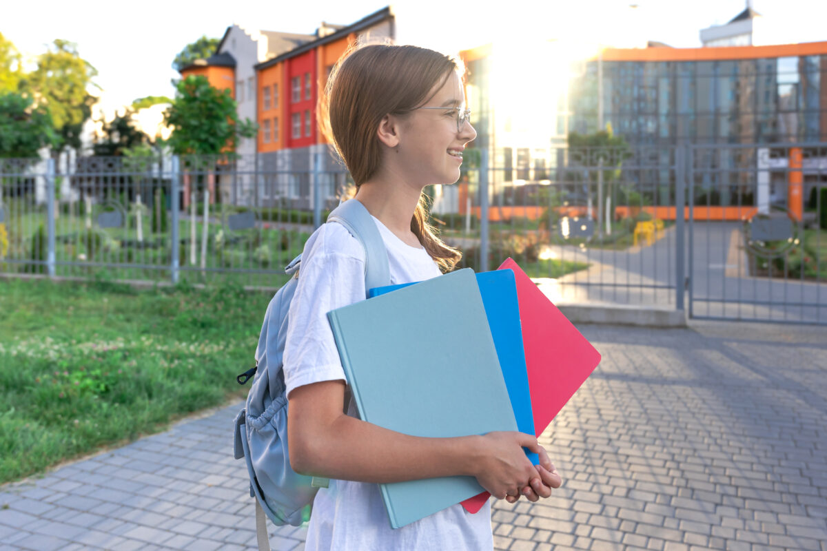 Μαθήτρια που κρατάει βιβλία