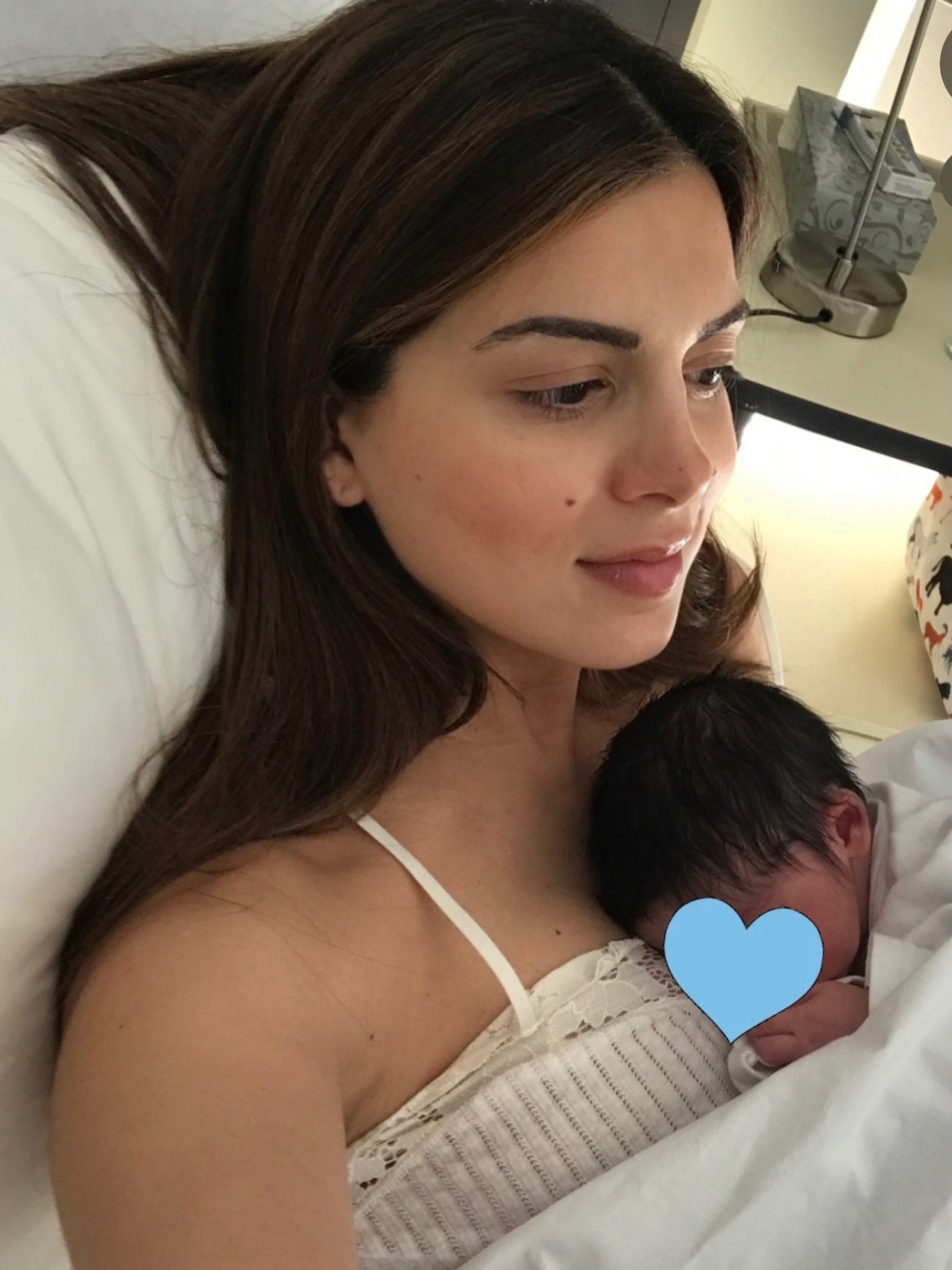 Η Σταματίνα Τσιμτσιλή στο μαιευτήριο με το μωρό της