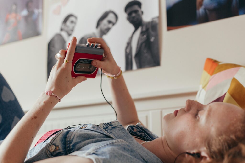 Κοπέλα ακούει μουσική σε walkman.
