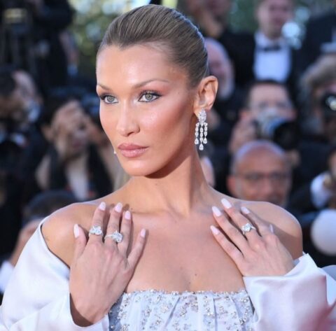 Η Bella Hadid στις Κάννες με το απόλυτο bronze goddess look του καλοκαιριού