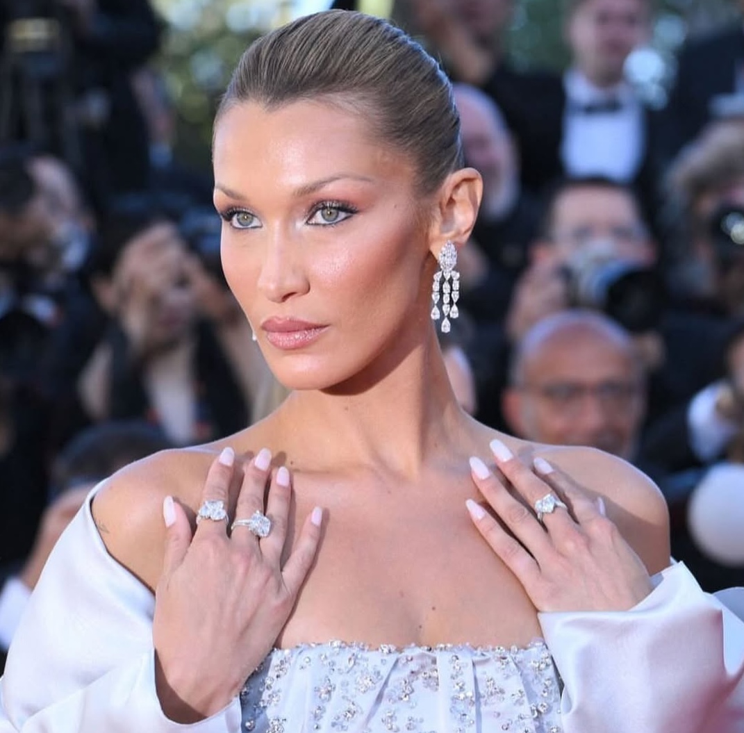 Η Bella Hadid στις Κάννες με το απόλυτο bronze goddess look του καλοκαιριού