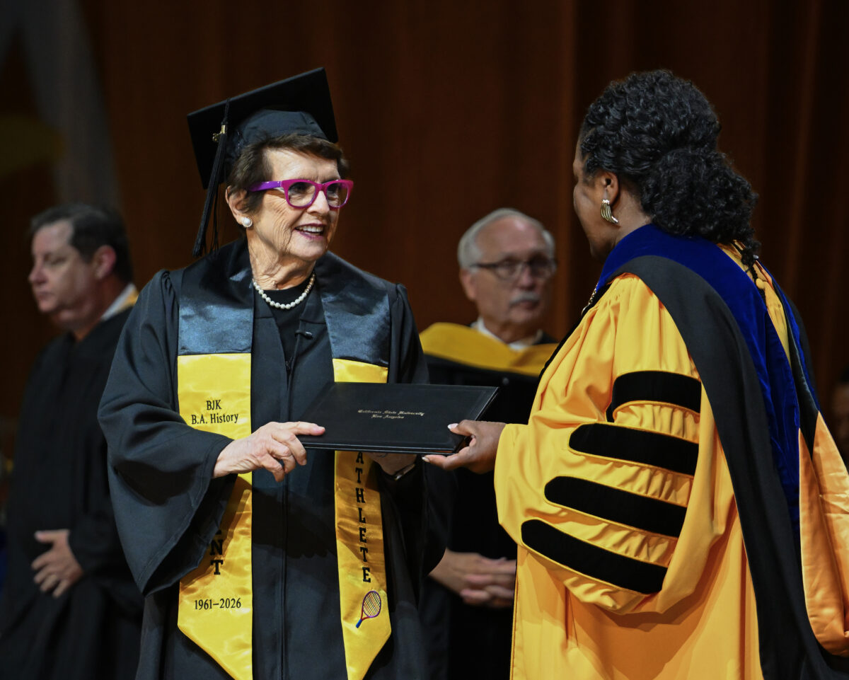 Η διάσημη τενίστρια Billie Jean King πήρε πτυχίο στα 82 της και μας θύμισε ότι «ποτέ δεν είναι αργά»