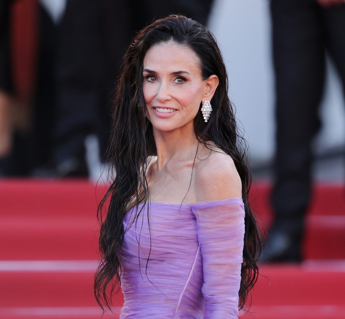Η Demi Moore με glossy waves στις Κάννες: Aυτό το προϊόν λάμψης χρησιμοποίησε ο Δημήτρης Γιαννέτος