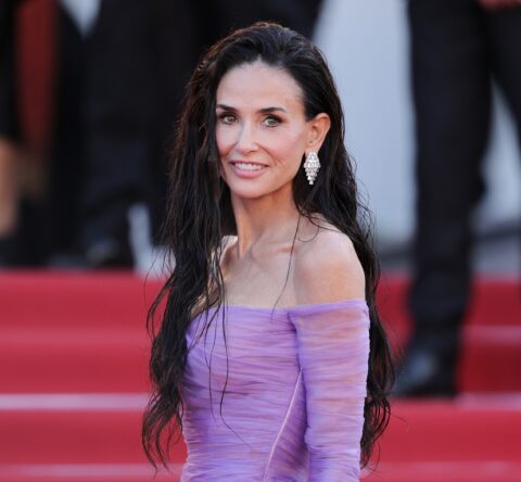 Η Demi Moore με glossy waves στις Κάννες: Aυτό το προϊόν λάμψης χρησιμοποίησε ο Δημήτρης Γιαννέτος