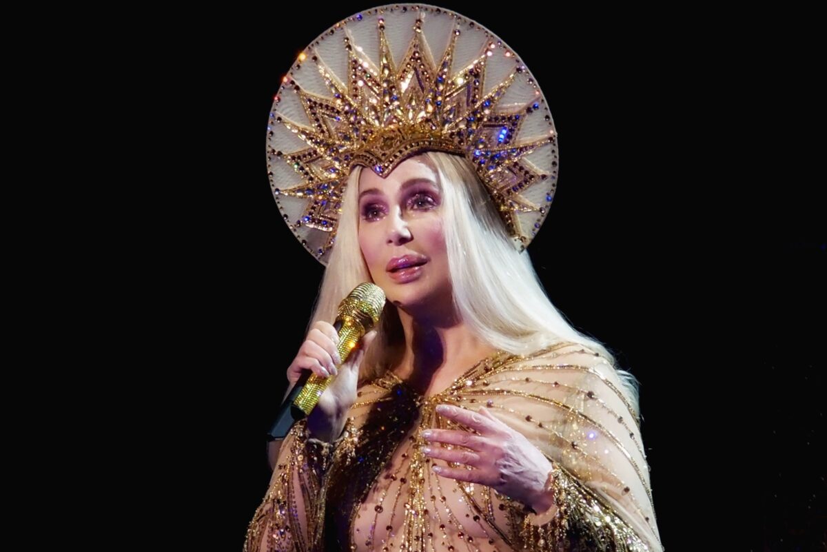 Cher: Αναδρομή σε 14 iconic εμφανίσεις του απόλυτου showgirl με αφορμή τα 80ά γενέθλιά της