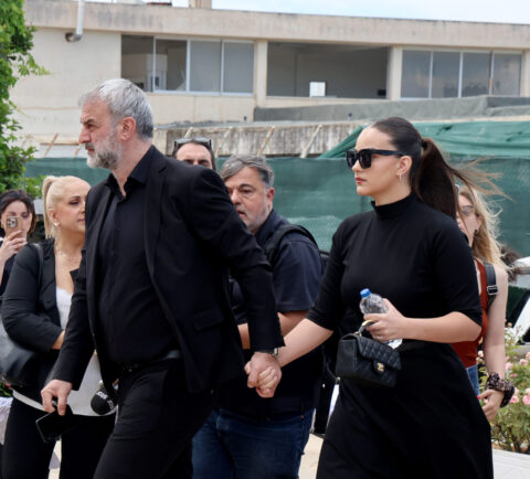 Γωγώ Μαστροκώστα – Ράγισε καρδιές ο επικήδειος του Τραϊανού Δέλλα: «Ήθελα μόνο να σε προσέχω, να σε προστατεύω και να σε φροντίζω, όπως κάνουν στα μωρά»