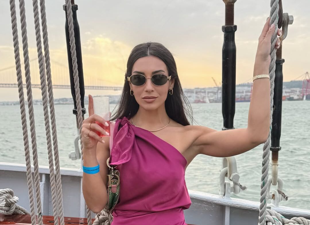 Ευγενία Σαμαρά: To vibrant one-shoulder σύνολό της είναι ό,τι χρειάζεσαι για girls’ trip