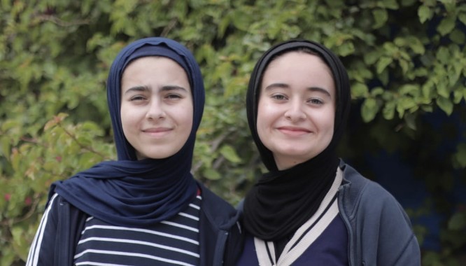 Η Farah και η Tala Mousa στη Γάζα που κέρδισαν το Earth prize στη Μέση Ανατολή.