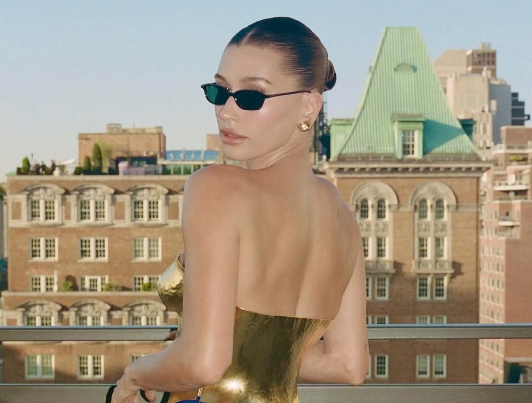 Hailey Bieber: Πώς θα αντιγράψεις εύκολα το τέλειο ballerina bun της