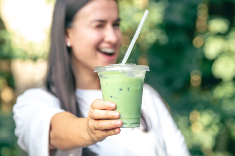 Κοπέλα με iced matcha latte