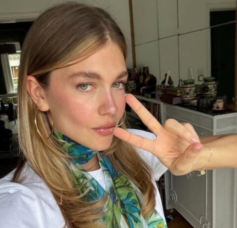 Flushed Glow: Το δροσερό beauty look της Κλέλιας Ανδριολάτου είναι έμπνευση
