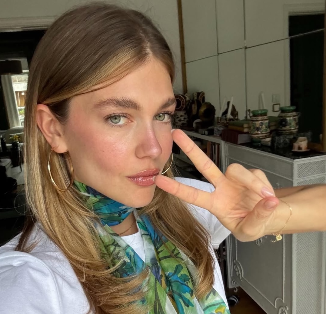 Flushed Glow: Το δροσερό beauty look της Κλέλιας Ανδριολάτου είναι έμπνευση