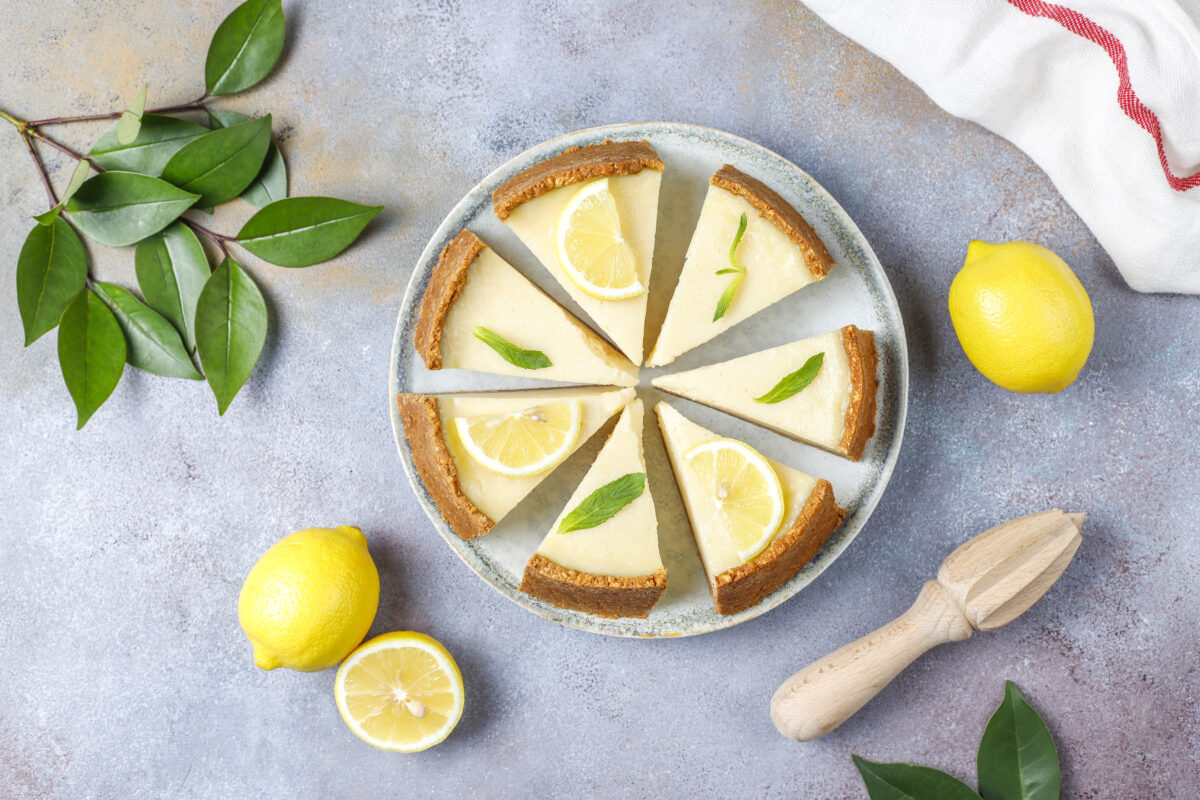 Lemon pie κομμένη σε κομμάτια.