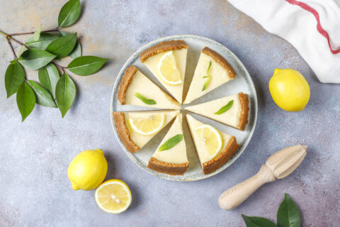 Lemon pie κομμένη σε κομμάτια.