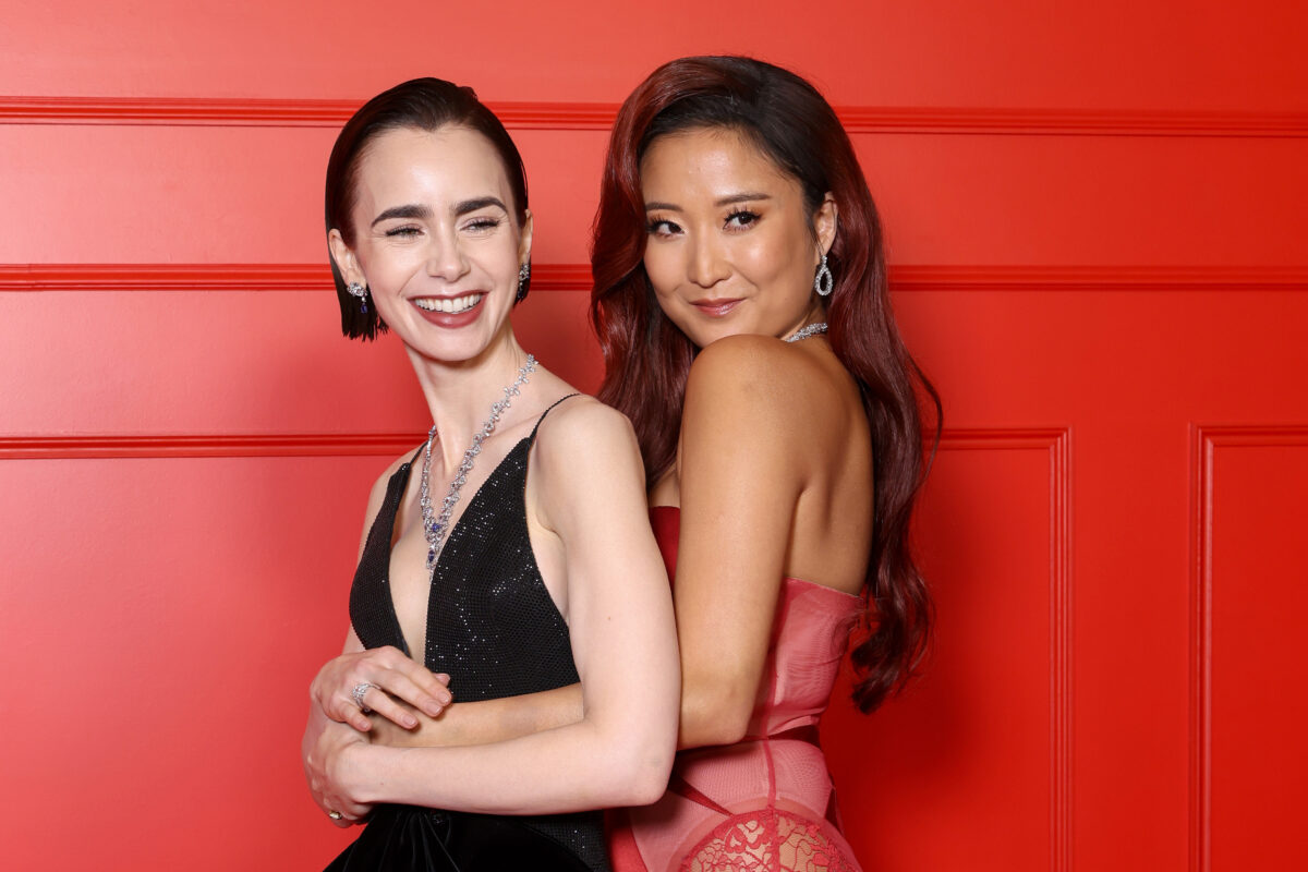 «Emily in Paris»: Η Lily Collins στη Μύκονο με αέρινο φόρεμα & η Ashley Park με σύνολο ελληνικού brand