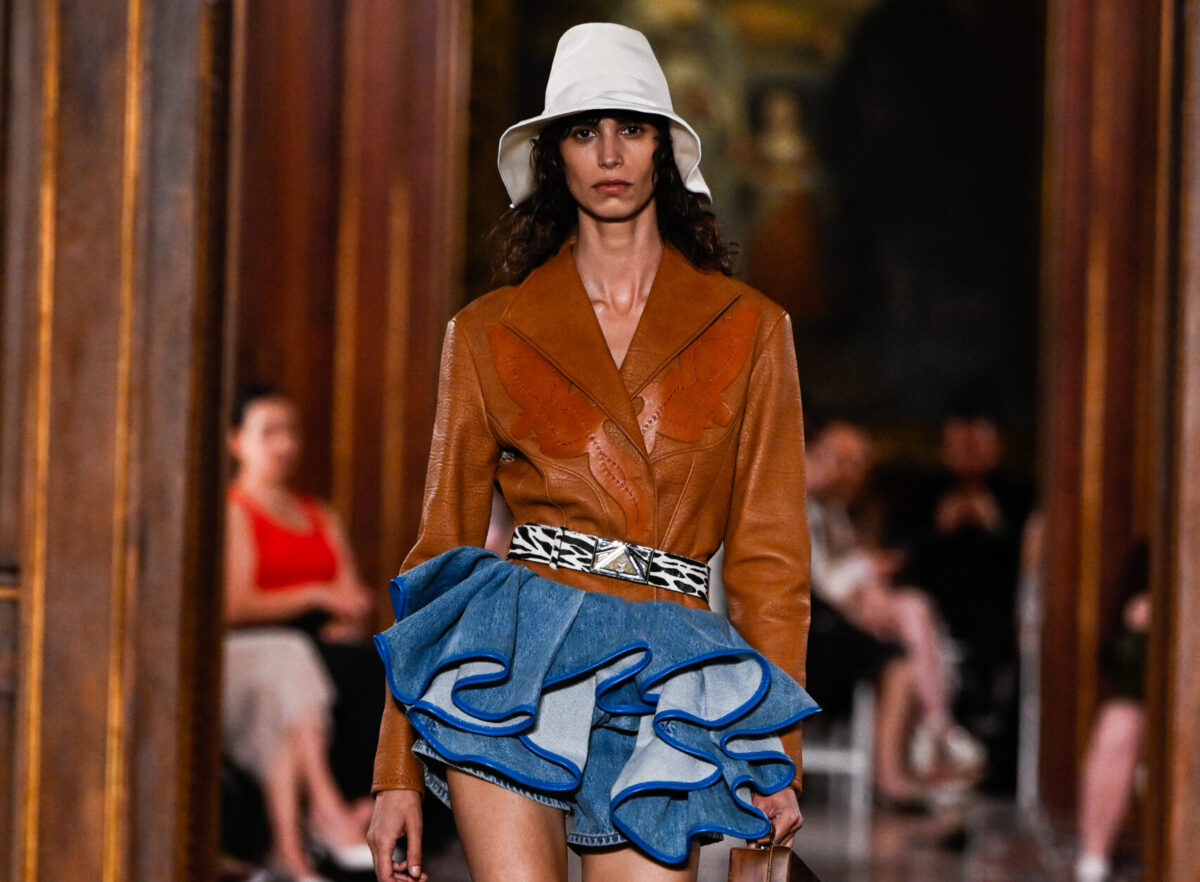Louis Vuitton Cruise 2027: Η τέχνη της αντίθεσης ζωντάνεψε μέσα από ένα ταξίδι ανάμεσα σε δύο κόσμους