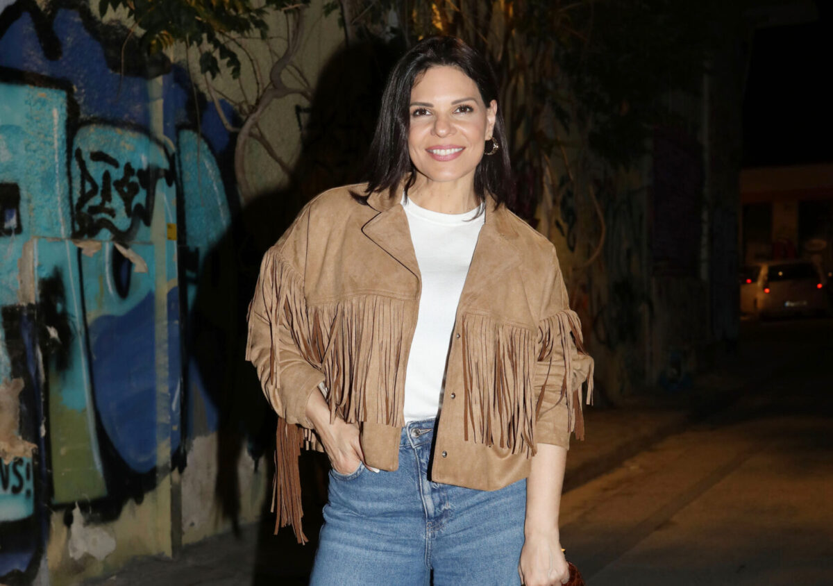 Το cow-boy jacket της Μαρίνας Ασλάνογλου είναι το ιδανικό πανωφόρι για τις θεατρικές βραδιές της άνοιξης