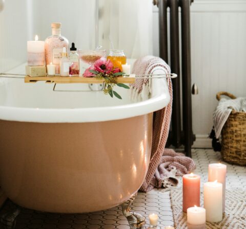 Selfcare Sunday: Φτιάξε ένα χαλαρωτικό milk bath τριαντάφυλλο