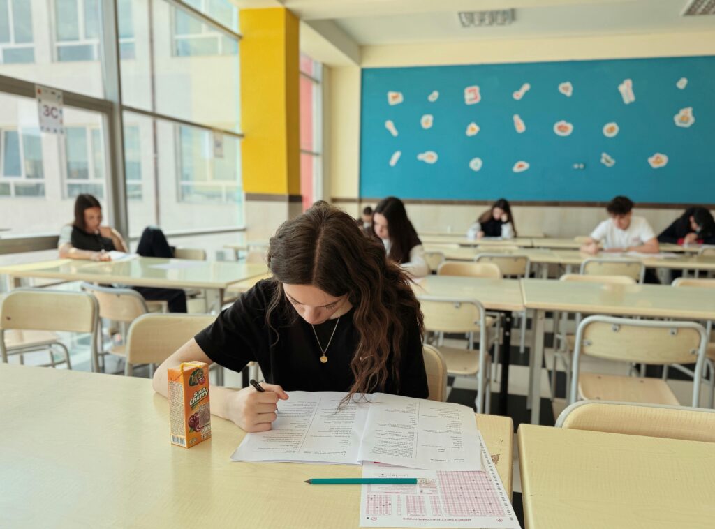 Παιδιά δίνουν εξετάσεις.
